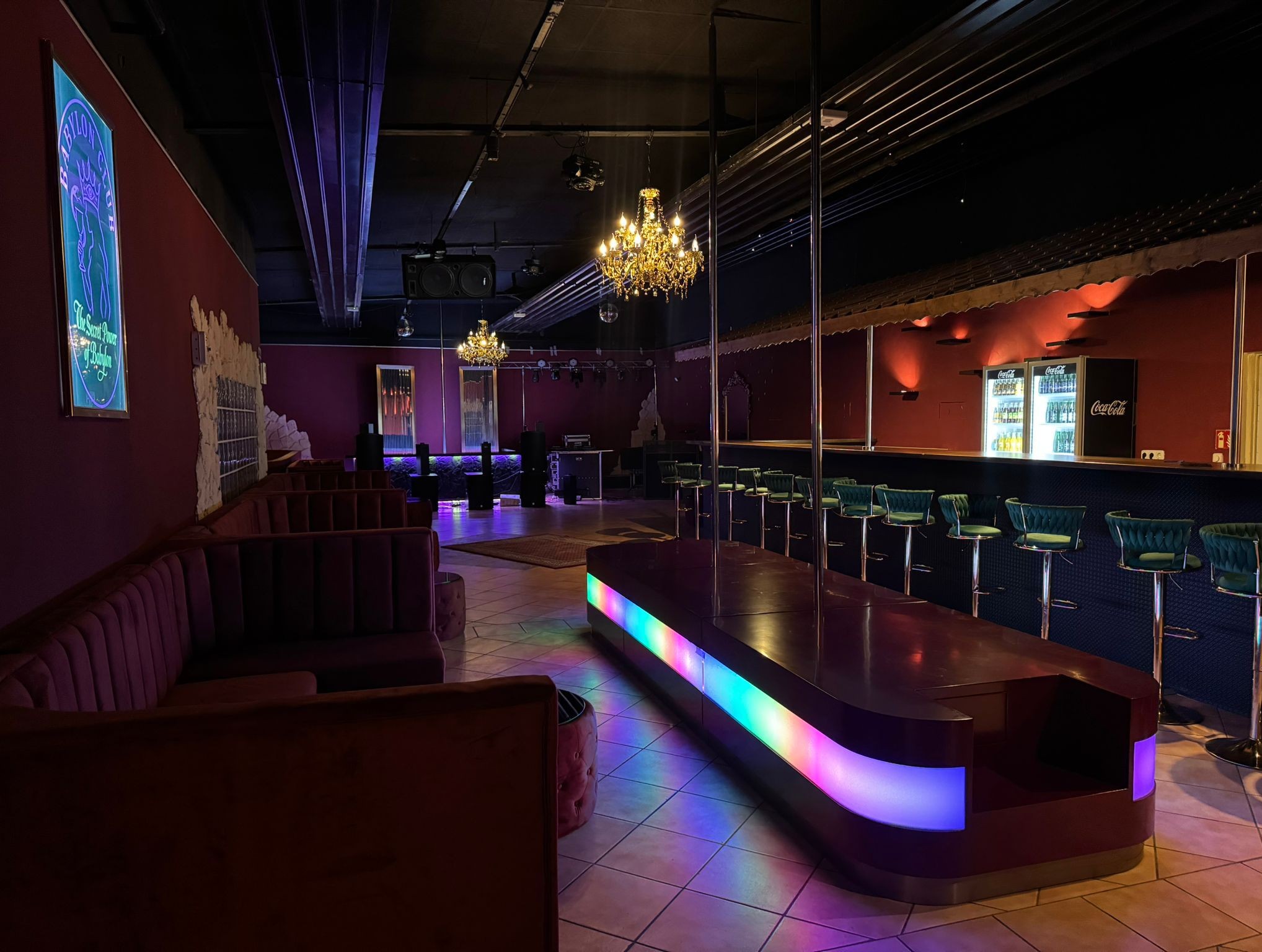 Bar mit Pole & Neon